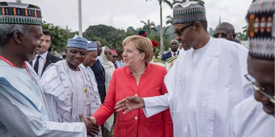 Bundeskanzlerin Angela Merkel bekommt von Muhammadu Buhari, Präsident der Bundesrepublik Nigeria, bei der Begrüssung die Delegationsmitglieder vorgestellt.