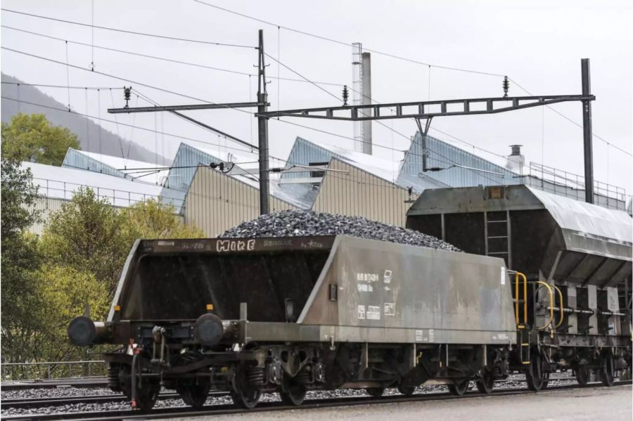 Ein Güterzug der Baoshida Swissmetal - Keystone