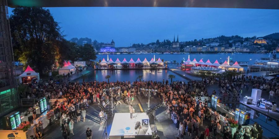 Blue Balls Festival in Luzern vor dem KKL - Keystone