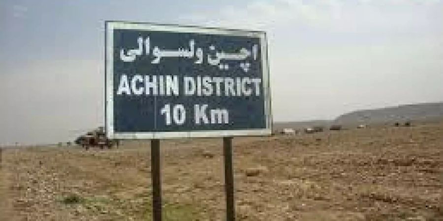 Ein Strassenschild in der ostafrikanischen Provinz Nangarhar zeigt den noch zehn Kilometer entfernten Distrikt Atschin an.
