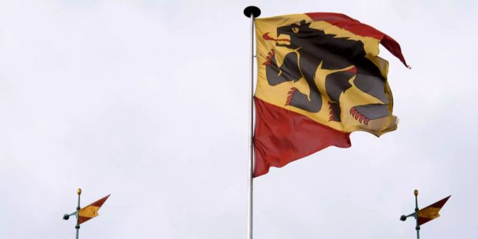 Eine Berner Flagge weht im Wind. Bern