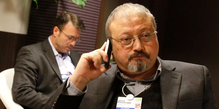 Der saudische Journalist Jamal Khashoggi telefoniert während des Weltwirtschaftsforums in Davos.