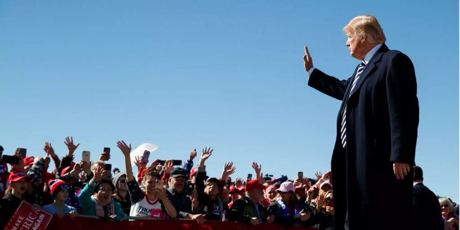 Donald Trump, Präsident der USA, winkt seinen Anhängern bei seiner Ankunft am Elko Regional Airport, für eine Wahlkampfveranstaltung.