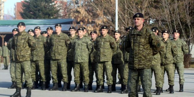 Ein Bataillon der Kosovo-Sicherheitskräfte (KSF) steht beim Fahnenappell auf einem Platz.