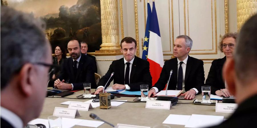 Emmanuel Macron (M), Präsident von Frankreich, neben Edouard Philippe (l), Premierminister von Frankreich, und Francois de Rugy, Umweltminister von Frankreich, treffen sich mit Vertretern der grossen Gewerkschaften, der Arbeitgeber sowie der Präsidenten der Nationalversammlung und des Senats im Elysee-Palast.