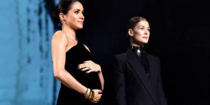 Meghan Markle hält sich stolz den Babybauch.