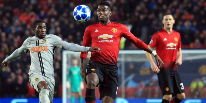 Wird die Königsklasse in Zukunft nicht mehr am Dienstag und Mittwoch stattfinden? Manchester Uniteds Paul Pogba im Zweikampf mit YB's Roger Assalé.