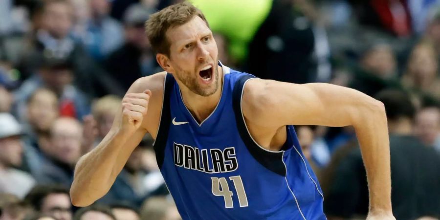 Der Deutsche Dirk Nowitzki von den Dallas Mavericks ruft zum Schiedsrichter, um ein Foul einzufordern.