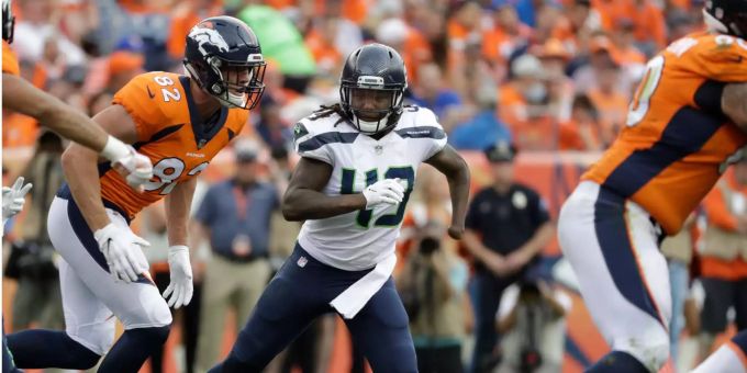 Seattle Seahawks Linebacker Shaquem Griffin (M) verteidigt während der zweiten Hälfte des NFL-Spiels gegen die Denver Broncos. Seattle Seahawks Linebacker Shaquem Griffin (M) verteidigt während der zweiten Hälfte des NFL-Spiels gegen die Denver Broncos.