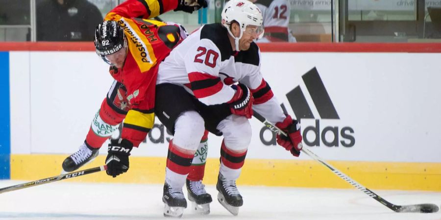 Berns Gaetan Haas (l.) und Blake Coleman von den New Jersey Devils kämpfen auf dem Eis um den Puck.