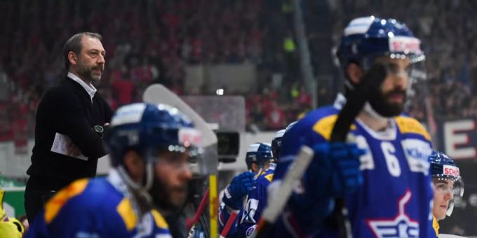 EHC Kloten Coach André Rötheli und seine ehemalige Mannschaft. André Rötheli beim EHC Kloten