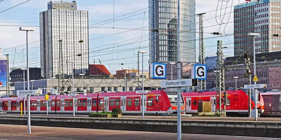 Blick auf den Hauptbahnhof in Dortmund (D).