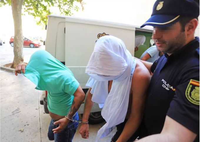 Jan Ullrich (rechts) wird auf Mallorca (ESP) von der spanischen Polizei abgeführt, nachdem er auf das Grundstück von Til Schweiger eingedrungen ist. Jan Ullrich (rechts) wird auf Mallorca (ESP) von der spanischen Polizei abgeführt, nachdem er auf das Grundstück von Til Schweiger eingedrungen ist.