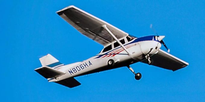 Eine Cessna fliegt. (Symbolbild) Cessna Flugzeug