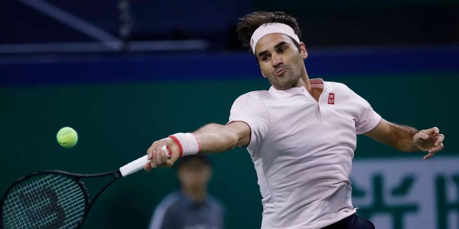 Roger Federer schlägt eine Vorhand am ATP-Turnier von Shanghai.