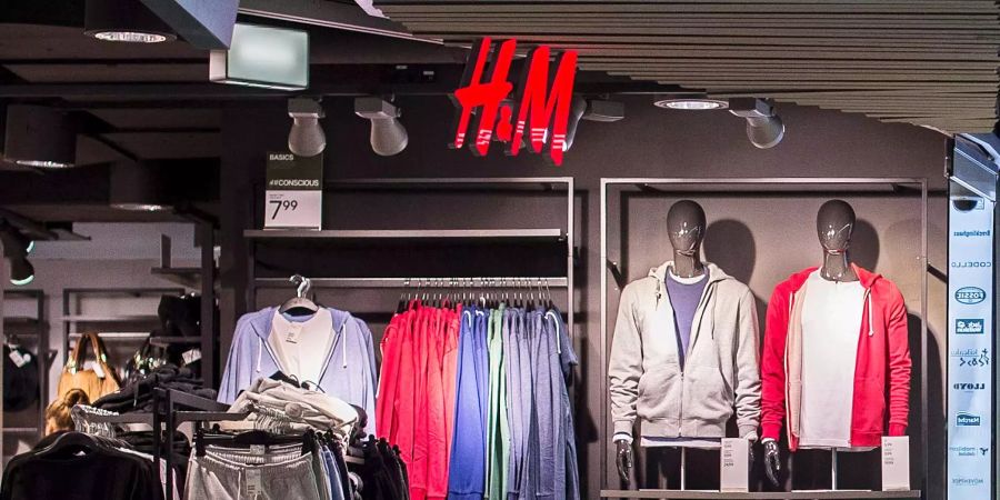 Die Reklame des H&M-Shop im Flughafen Düsseldorf.