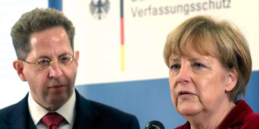 Hans-Georg Maassen und Angela Merkel äussern sich vor den Medien.