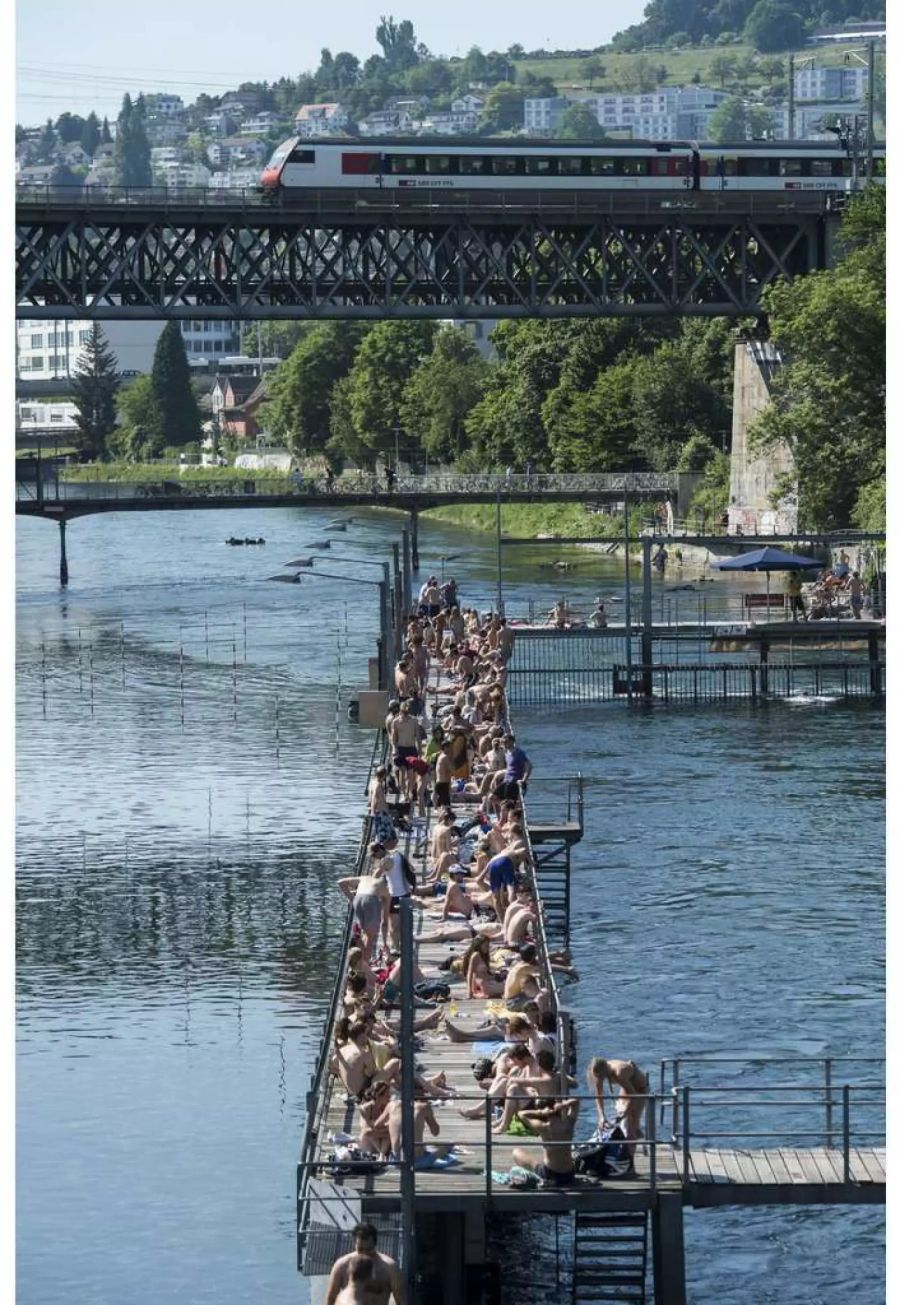 Kinder und Erwachsene geniessen den Sommer am Letten in Zürich im Juni 2018 - Keystone