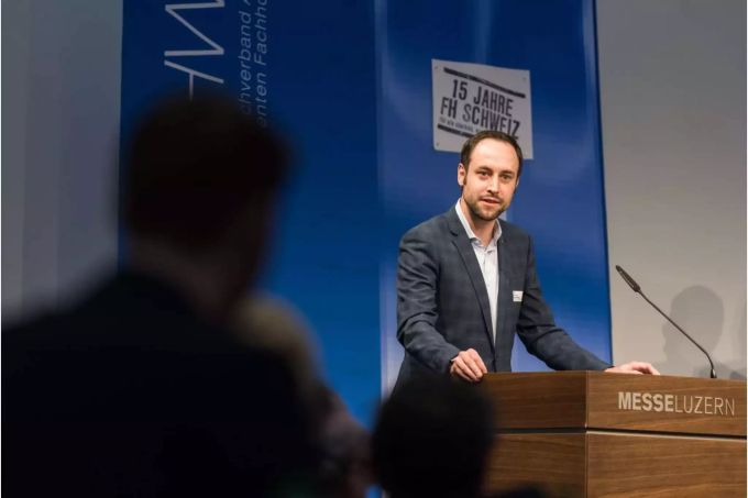Christian Wasserfallen an der diesjährigen DV von FH SCHWEIZ Christian Wasserfallen an der diesjährigen DV von FH SCHWEIZ