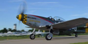 Ein Flugzeug vom Typ P-51 «Mustang» hebt ab.