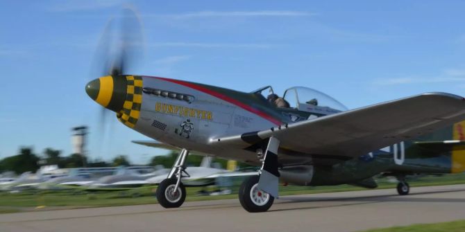 Ein Flugzeug vom Typ P-51 «Mustang» hebt ab.