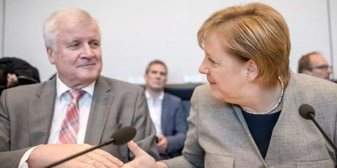 Bundeskanzlerin Angela Merkel (CDU) begrüsst Horst Seehofer (CSU), Bundesminister für Inneres, Heimat und Bau, bei der Fraktionssitzung der Union im Bundestag.