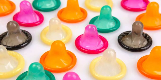 Bekommen Jugendliche in Italien bald Gratis-Kondome? Kondome in allen möglichen Farben liegen auf dem Tisch.