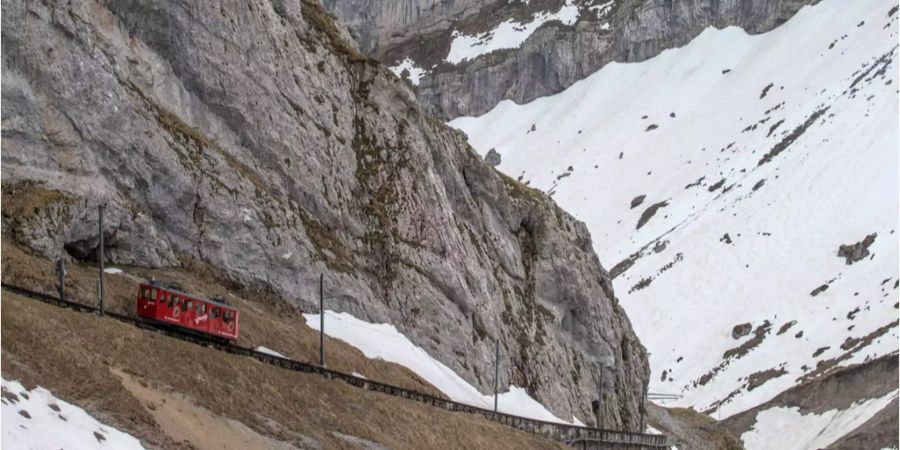 Andererseits fahre die Pilatus Bahn mit max. 12 km/h deutlich langsamer als die Rigi Bahn.