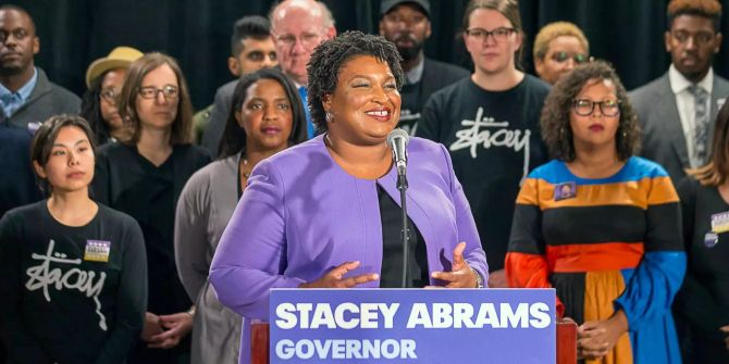 Die demokratische Kandidatin Stacey Abrams gibt bei einer Pressekonferenz im Abrams Hauptquartier bekannt, dass sie bei der Gouverneurswahl aufgebe.