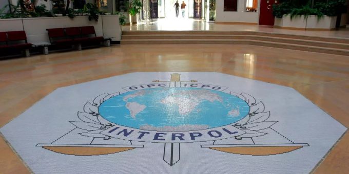 Erneute Fahndung - Interpol sucht Ungarns MOL-Chef Hernadi