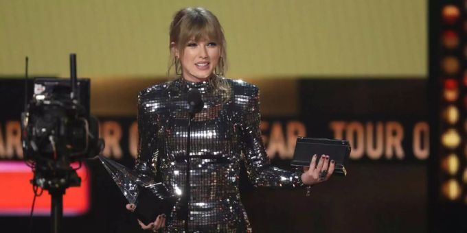 Taylor Swift erhält an den American Music Awards die Auszeichnung für die «beste Tour des Jahres». Taylor Swift erhält an den American Music Awards die Auszeichnung für die «beste Tour des Jahres».