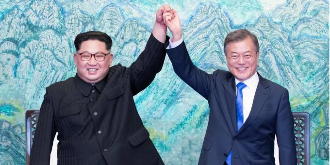 Ein Bild aus vergangenen Tagen: Nordkoreas Führer Kim Jong-Un (l) und Südkoreas Präsident Moon Jae-in (r) heben gemeinsam die Hand. Südkorea Nordkorea