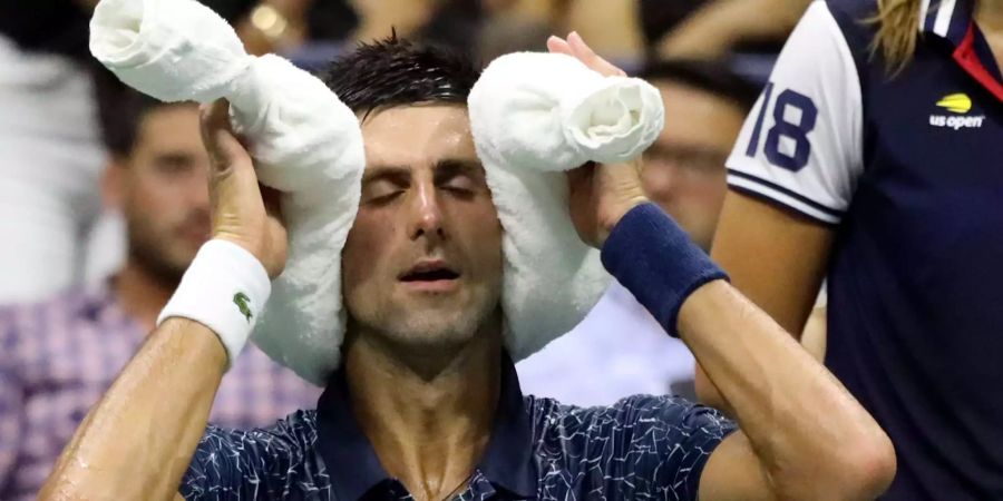 Novak Djokovic reagiert während einer Hitzepause im Viertelfinal gegen John Millman an den US Open.