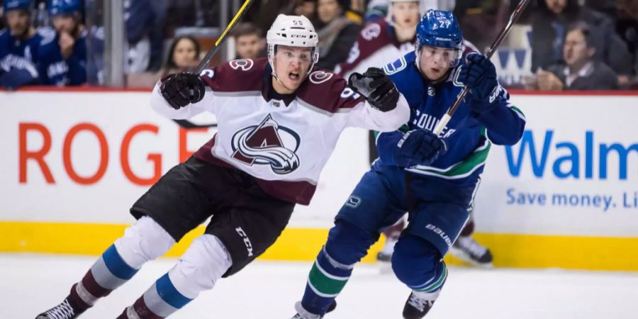 Colorado-Spieler Mikko Rantanen (links) und Vancouvers Ben Hutton liefern sich ein Duell.