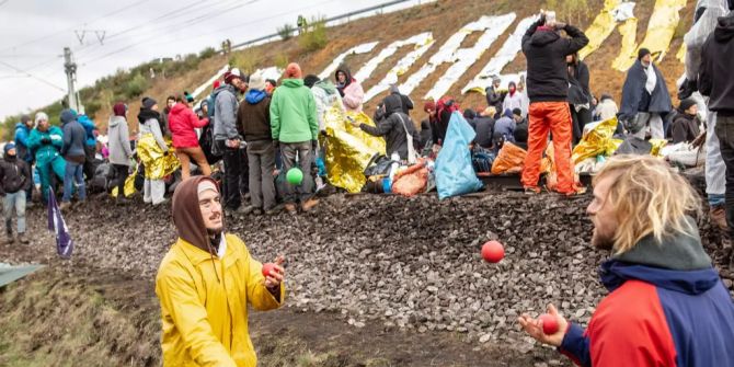 Demonstranten blockieren die Gleise der Hambach Bahn