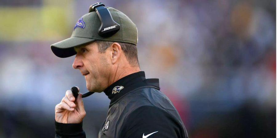 Die Baltimore Ravens verlieren nicht nur gegen den verhassten Divisionsrivalen aus Pittsburgh (16:23), sondern bereits das dritte Spiel in Serie. Für Coach John Harbaugh scheint die Luft langsam dünn zu werden: Die letzten Auftritte waren schwach – von der Dominanz zu Beginn der Saison fehlt jede Spur. Sollten die Ravens diese Spur nicht schleunigst wieder finden, werden die Ravens die Playoffs verpassen und Harbaugh vielleicht seinen Job los.