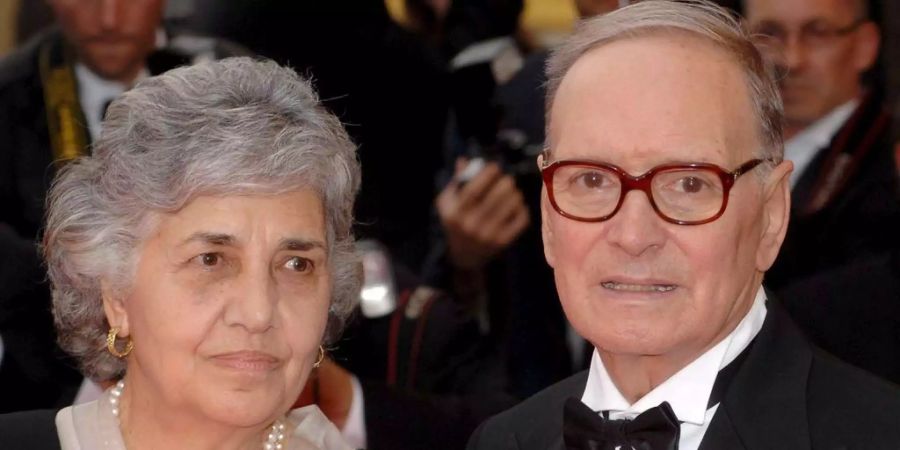 Ennio Morricone (r) mit seiner Frau Maria Travia beim Filmfestival in Cannes.