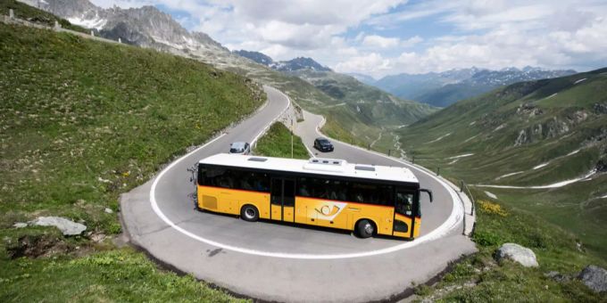 2017 wurden 15 Millionen Personenkilometer weniger mit dem ÖV zurückgelegt als 2016. Ein Postauto auf dem Furka-Pass-