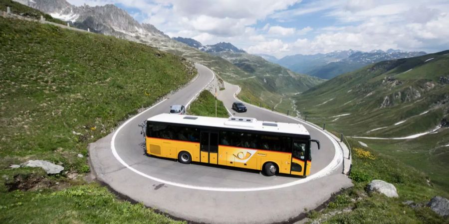 Ein Postauto auf dem Furka-Pass-