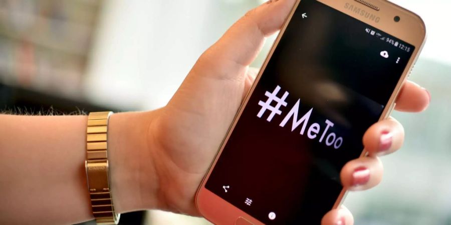 Eine junge Frau hält am 20.10.2017 in Berlin ein Smartphone mit dem Hashtag "#MeToo" in der Hand (gestellte Aufnahme).