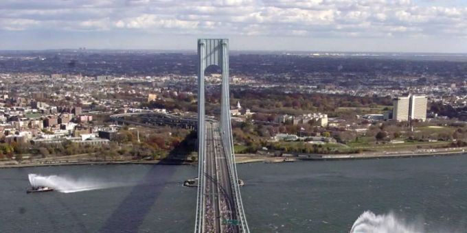 Die Verrazano-Narrows-Brücke, die Staten Island mit Brooklyn verbindet, während des New York City Marathon. Die Verrazano-Narrows-Brücke, die Staten Island mit Brooklyn verbindet, während des New York City Marathon.