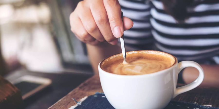 Beim Verrühren von Kaffee und Milch wird Information verschlüsselt. Und zwar die Information über Richtung und Geschwindigkeit der Rührbewegung. Bild: Shutterstock/ Farknot Architect