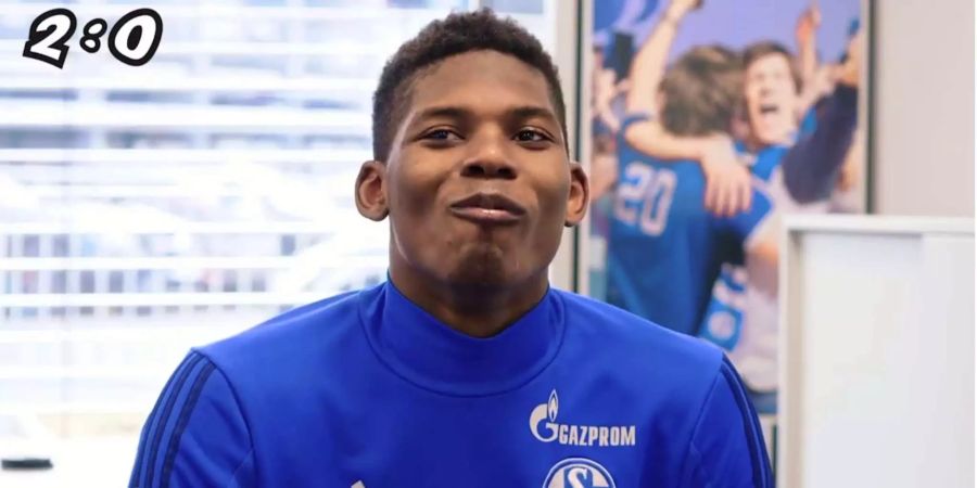 Hier lag Breel Embolo noch mit 2:0 in Führung, doch dann kann er sich nicht mehr zurückhalten und muss drauf los lachen.