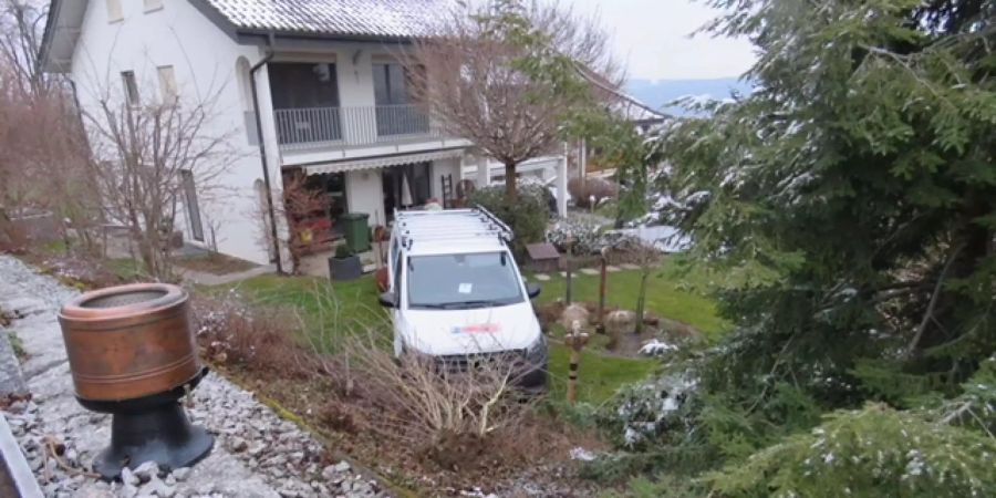 Der richtige Parkplatz wäre hinter dem Haus gewesen.