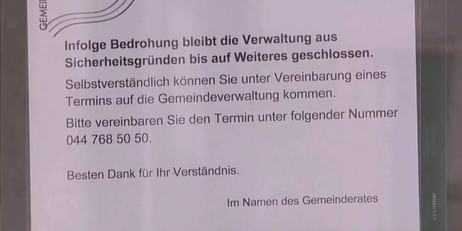 Diesen Hinweis fanden Personen an der Eingangstür der Gemeindeverwaltung von Knonau vor.