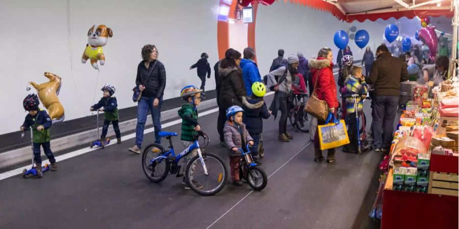 Gross und Klein spazierten oder fuhren durch den neuen Tunnel bei Eyholz.