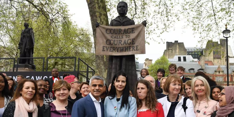 Bürgermeister Sadiq Khan (links) war bei der Enthüllung dabei.