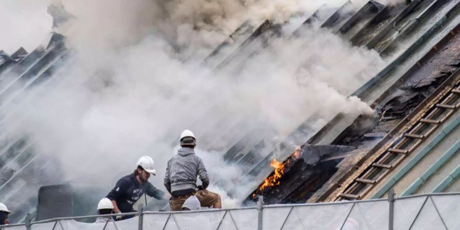 Der massive Dachstock des UBS-Gebäude in Zürich erschwerte die Löscharbeiten.