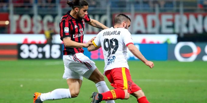 Der sportliche Tiefflug der AC Milan geht weiter: Die Rossoneri beziehen gegen Schlusslicht Benevento Calcio eine 0:1-Heimniederlage. Zum fünften Mal in Folge müssen die Milanesi auf einen Sieg warten. Damit rutschen sie zudem aus den Europa League-Plätzen. Eine weitere Nachricht folgte am Tag darauf: Die AC steht wegen angeblicher Bilanzfälschung im Visier der Justiz. Der sportliche Tiefflug der AC Milan geht weiter: Die Rossoneri beziehen gegen Schlusslicht Benevento Calcio eine 0:1-Heimniederlage. Zum fünften Mal in Folge müssen die Milanesi auf einen Sieg warten. Damit rutschen sie zudem aus den Europa League-Plätzen. Eine weitere Nachricht folgte am Tag darauf: Die AC steht wegen angeblicher Bilanzfälschung im Visier der Justiz.