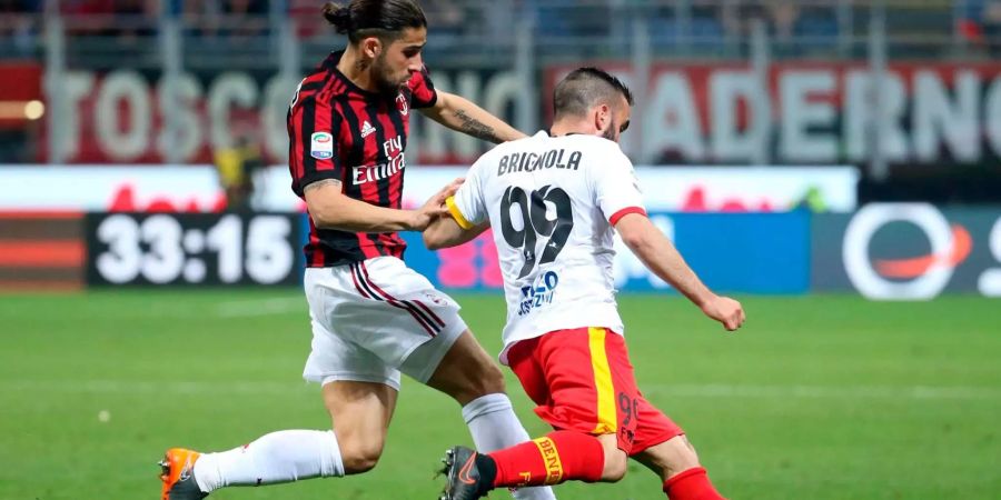 Der sportliche Tiefflug der AC Milan geht weiter: Die Rossoneri beziehen gegen Schlusslicht Benevento Calcio eine 0:1-Heimniederlage. Zum fünften Mal in Folge müssen die Milanesi auf einen Sieg warten. Damit rutschen sie zudem aus den Europa League-Plätzen. Eine weitere Nachricht folgte am Tag darauf: Die AC steht wegen angeblicher Bilanzfälschung im Visier der Justiz.